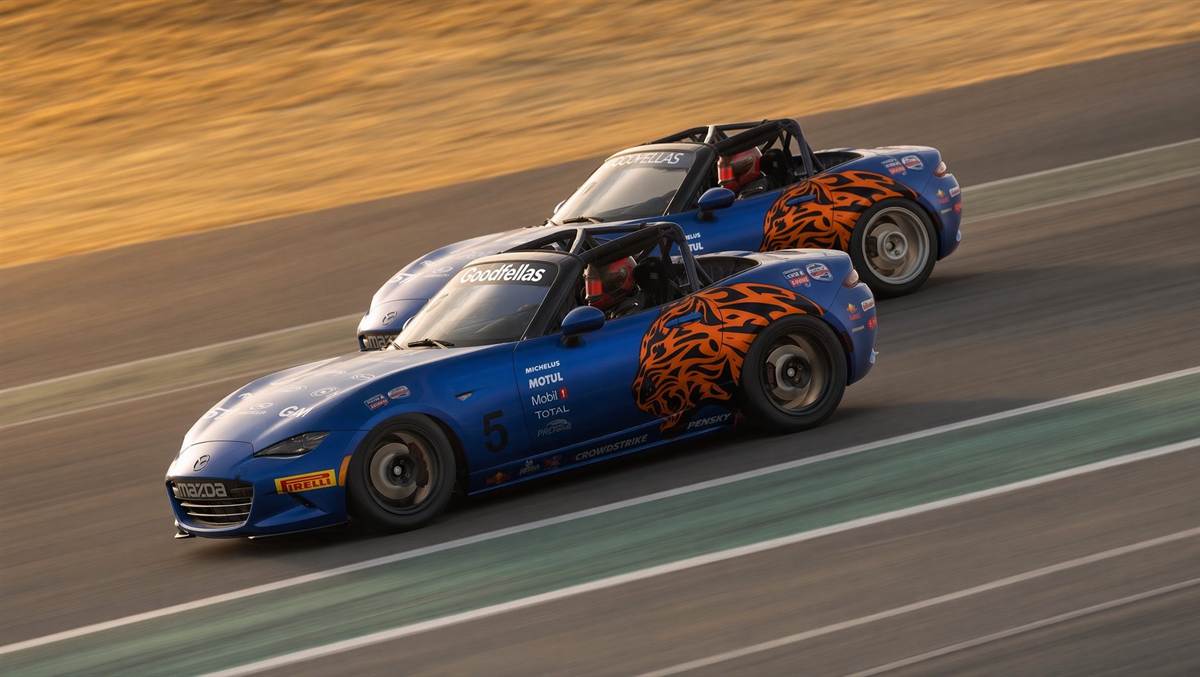 Twee Goodfellas Mazda MX-5's met blauwe tijger-livery side-by-side op de baan